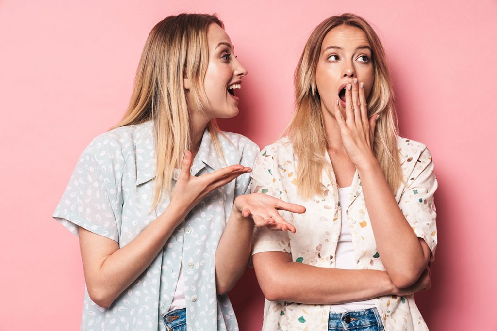 dos chicas contandose la ventajas de se cliente de la farmacia